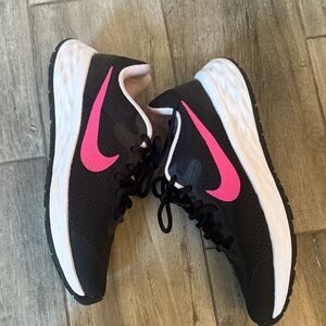 NWOT-Nike Kids Black and Pink Running Shoes